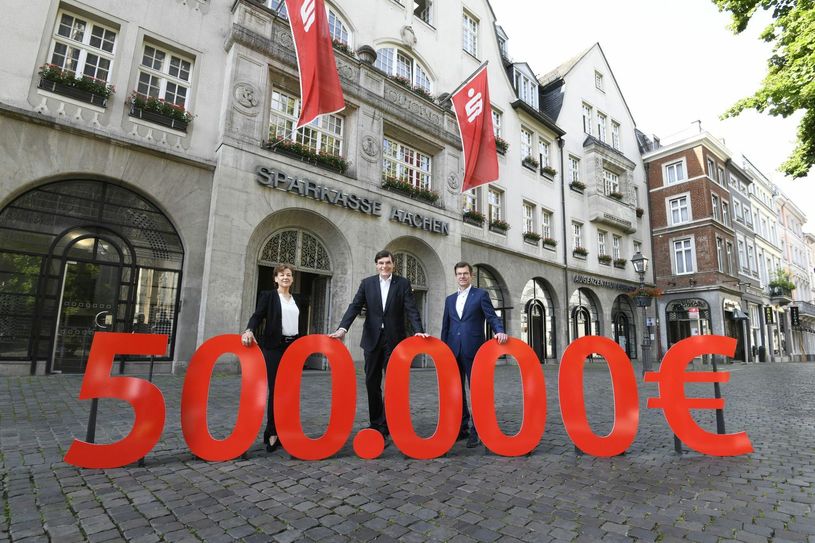 Susanne Schwier, Norbert Laufs und Dr. Christian Burmester präsentieren die Aktion zur Hilfe von Corona-geschädigten Vereinen. Foto: Bernd Stuhlmann