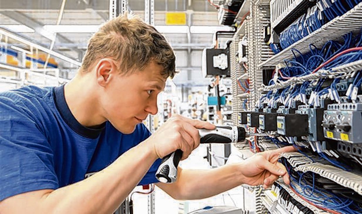 Ob im Handwerk, in der Industrie oder bei Dienstleistungen: Fachleute werden händeringend gesucht. Arbeitslose zu qualifizieren ist daher für die Agentur für Arbeit oberstes Gebot.