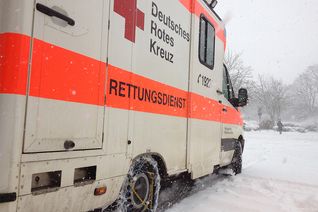 Die Rettungsfahrzeuge sind für die Wetterverhältnisse gut gerüstet. Foto: DRK