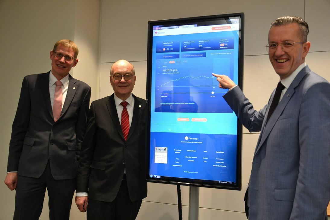 Digital auf dem Aktienmarkt unterwegs: Die Vorstandskollegen Rainer Nickels und Ingolf Bermes von der Kreissparkasse demonstrieren mit dem Verwaltungsratsvorsitzenden Joachim Streit (v.l.) die neue Sparkassen-App »bevestor« für Jedermann, der sein Geld übers Handy in Wertpapieren anlegen möchte. Foto: Sybille Schönhofen