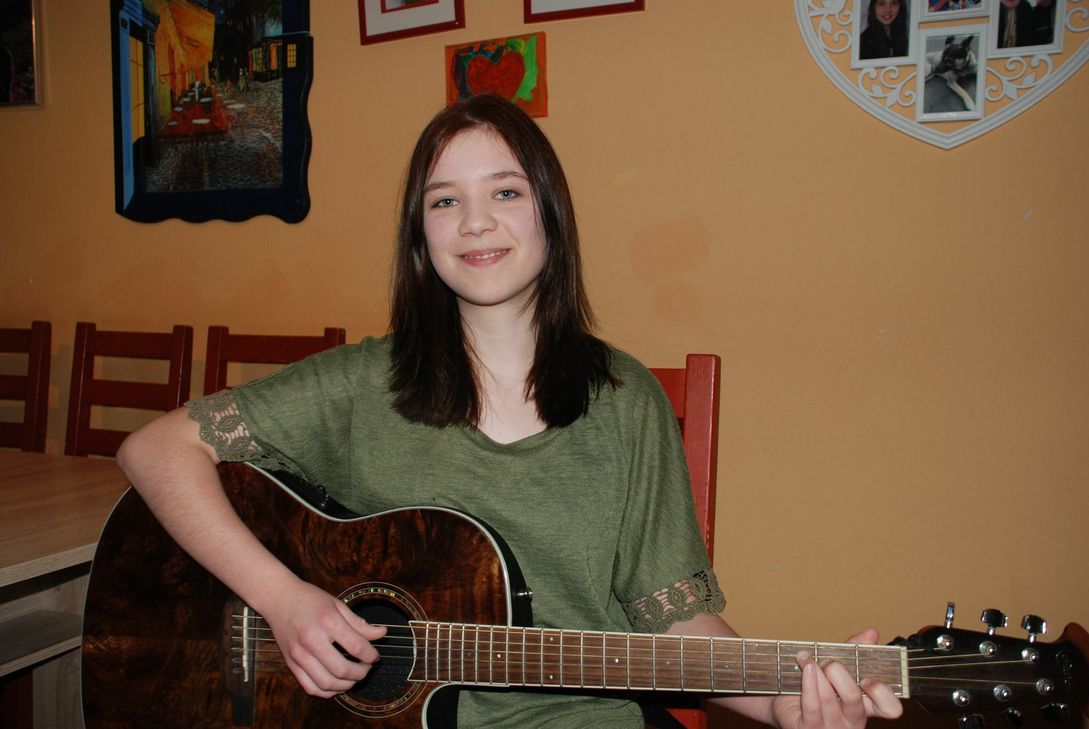 Hat sie genug Zeit, studiert Annabelle Thiesen zuhause auch neue Songs für ihre Auftritte ein. Foto: Nolden