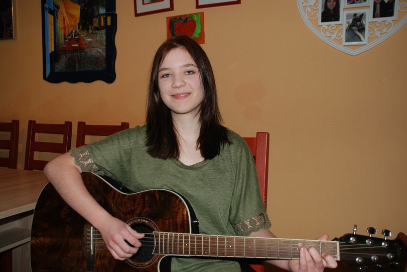 Hat sie genug Zeit, studiert Annabelle Thiesen zuhause auch neue Songs für ihre Auftritte ein. Foto: Nolden