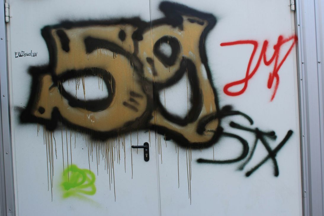 Vandalismus hat vielfach in Roetgen, wie hier an der Turnhalle, Spuren hinterlassen: Das Ordnungsamt der Gemeinde hat einen privaten Sicherheitsdienst beauftragt, der Sachbeschädigung und anderen Straftaten eindämmen soll - geübte Praxis übrigens auch in Baesweiler. Fotos: G. Sander