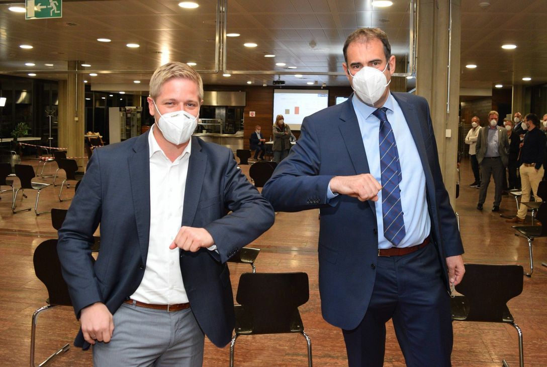 Der unterlegene Kandidat Johannes Winckler (CDU, re.) gratulierte Ramers zum Wahlsieg. Foto: Scholl