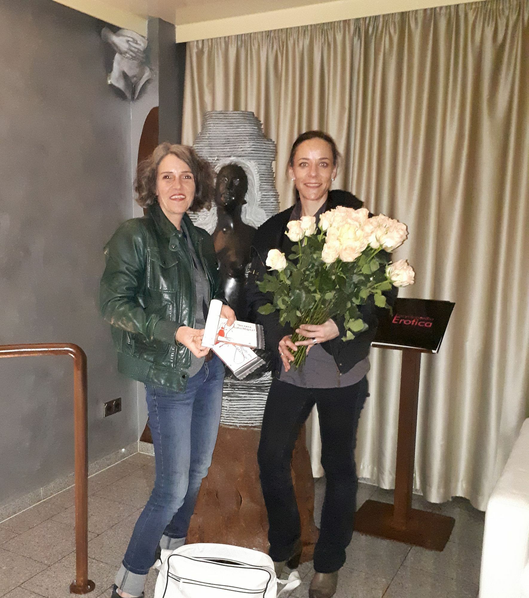 Tanja Zerfaß (l.) und Katja Sauer haben 140 Rosen an Prostituierte in Trier verteilt. Foto: FF