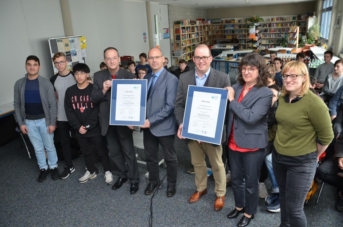 Vertreter von St. Michael-Gymnasium Monschau, der schwartz gmbh, IHK Aachen und Bezirksregierung Köln schlossen einen Vertrag zur KURS-Kooperation. Foto: T. Förster