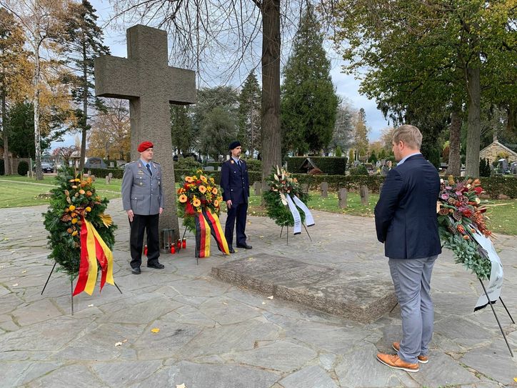 Landrat Markus Ramers bei der Kranzniederlegung auf dem Euskirchener Friedhof. Foto: W. Andres / Kreisverwaltung