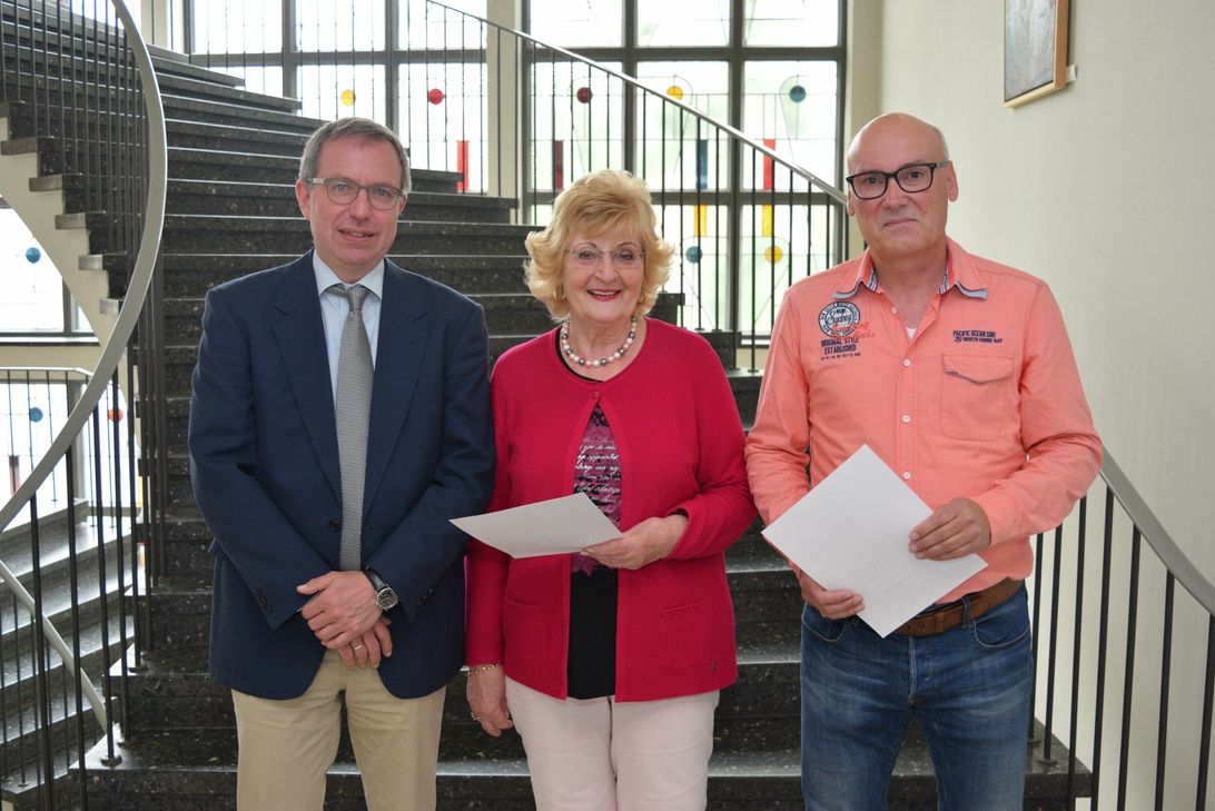 Dr. Stephan Ebeling (li.) händigte den ehemaligen Schiedspersonen Ingeborg Mahnke und Gert Spaleck (re.) eine Urkunde des Amtsgerichts aus. Foto: Scholl
