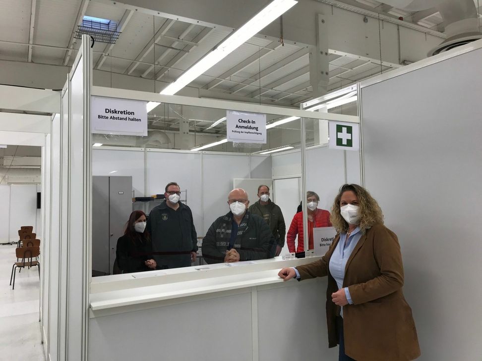 Landrätin Bettina Dickes zeigt die Check-in-Stelle im Landesimpfzentrum im ehemaligen Real-Markt in Bad Sobernheim. Foto: Klaus Desinger