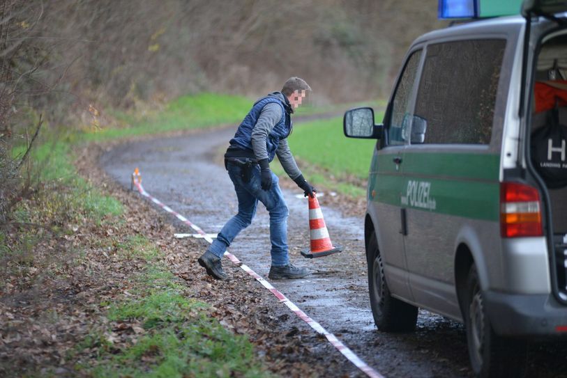 Spezialisten der Kripo untersuchten am Samstag den Fundort der Leiche. Fotos: Zender