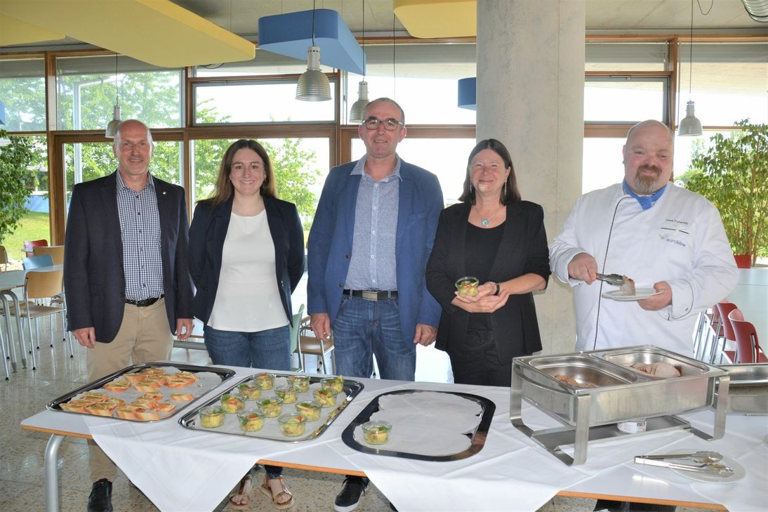 Setzen sich für Bio und Regionales in Schulküchen der Region ein (v.l.): Markus Pfeifer von der Regionalmarke Eifel, Lena und Guido Schmitz von der Fleischerei Schmitz, Ernährungsministerin Ulrike Höfken und Uwe Fusenig, Küchenchef am Euro BBW. Foto: S. Schönhofen