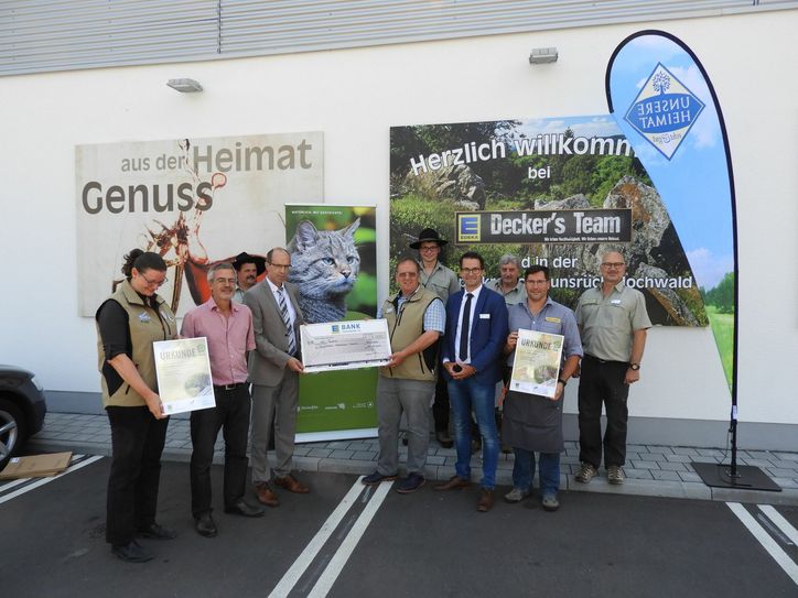 Eine Patenschaft für das Projekt übernahm jetzt Edeka Decker in Birkenfeld. Bei der Scheckübergabe bedankten sich Hans-Joachim Billert, Vorsitzender des Freundeskreises, und Sören Sturm, Abteilungsleiter Kommunikation, Umweltbildung und Naturerleben vom Nationalparkamt bei der Kaufmannsfamilie Decker und Klaus Rabung, Gebietsverkaufsleiter Edeka Südwest, für die Förderung. Fotos: FF