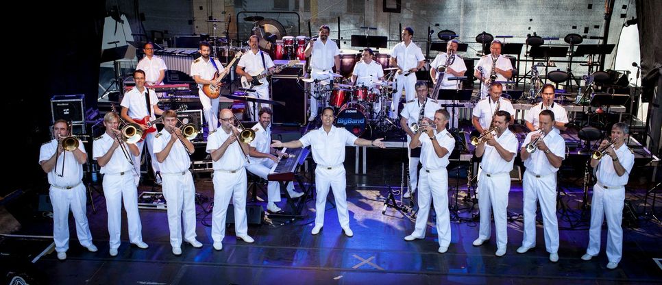 Das Ensemble der Big Band der Bundeswehr mit Bandleader Timor Oliver Chadik (Mitte). Foto: Big Band der Bundeswehr