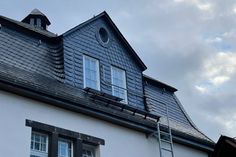 Ein Fluchtweg übers Dach in sieben Metern Höhe und alles ohne Geländer oder Absturzsicherung: So ist die Situation an der alten Schule in Ernst, in der der Jugendraum im Dachgeschoss ist. Von dort stürzte eine 20-jährige Frau ab und erlitt schwerste Verletzungen. Sie bleibt vermutlich querschnittsgelähmt.