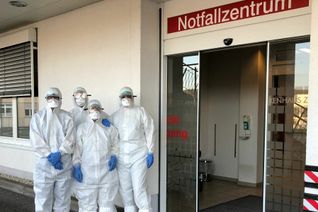 Gut gerüstet: Mitarbeiter des Notfallzentrums am Klinikum Mittelmosel mit Schutzausrüstung.