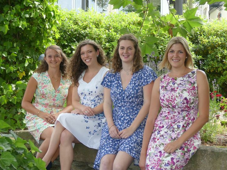 Die Kandidatinnen (von links): Bärbel Ellwanger, Marie Jostock, Julia Weis und Julia Gries bewerben sich um die Mosel-Krone. Foto: Moselwein e.V./Ansgar Schmitz