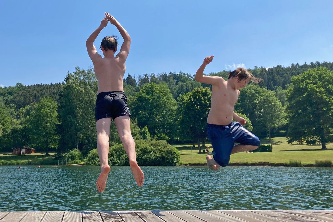 Bei sommerlichen Temperaturen ziehen die Naturfreibäder (hier der Eiserbachsee) etliche Besucher an. Das Gesundheitsamt der StädteRegion hat jetzt bestätigt, dass die Werte im grünen Bereich sind, so dass einem Sprung ins kühle Nass nichts im Wege steht. Foto: Benend
