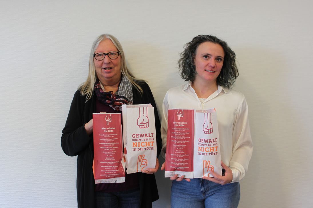 Ellen Mende (li.) und Elena Fastabend (re.) präsentieren die Brötchentüte, die bei der Aktion verteilt werden.