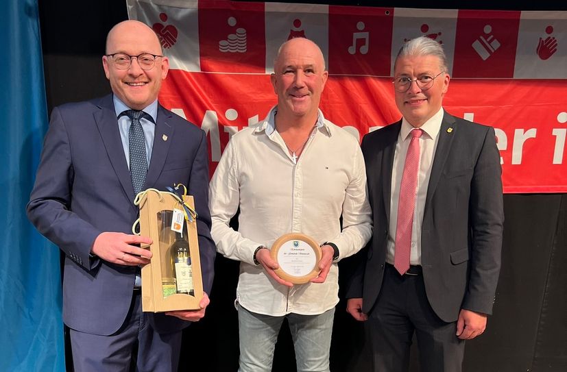Bernhard Pauls ist Ehrenamtspreisträger von Einruhr - ausgezeichnet durch Ortsvorsteher Christoph Poschen (l.) und Bernd Goffart.