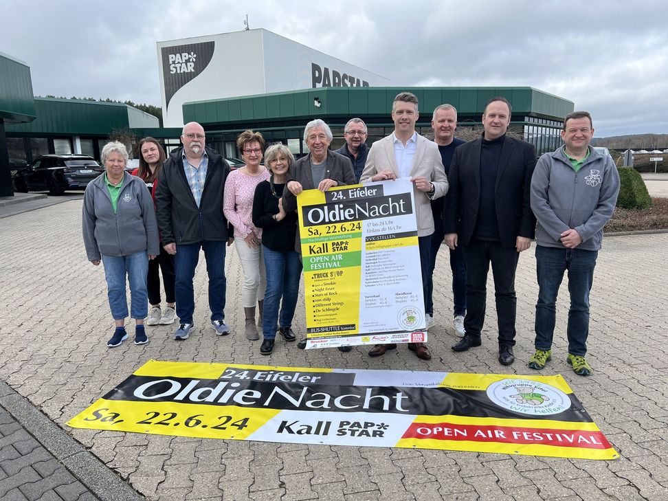 Sie stellten beim Unternehmen Papstar in Kall das Programm der 24. Eifeler OldieNacht vor.