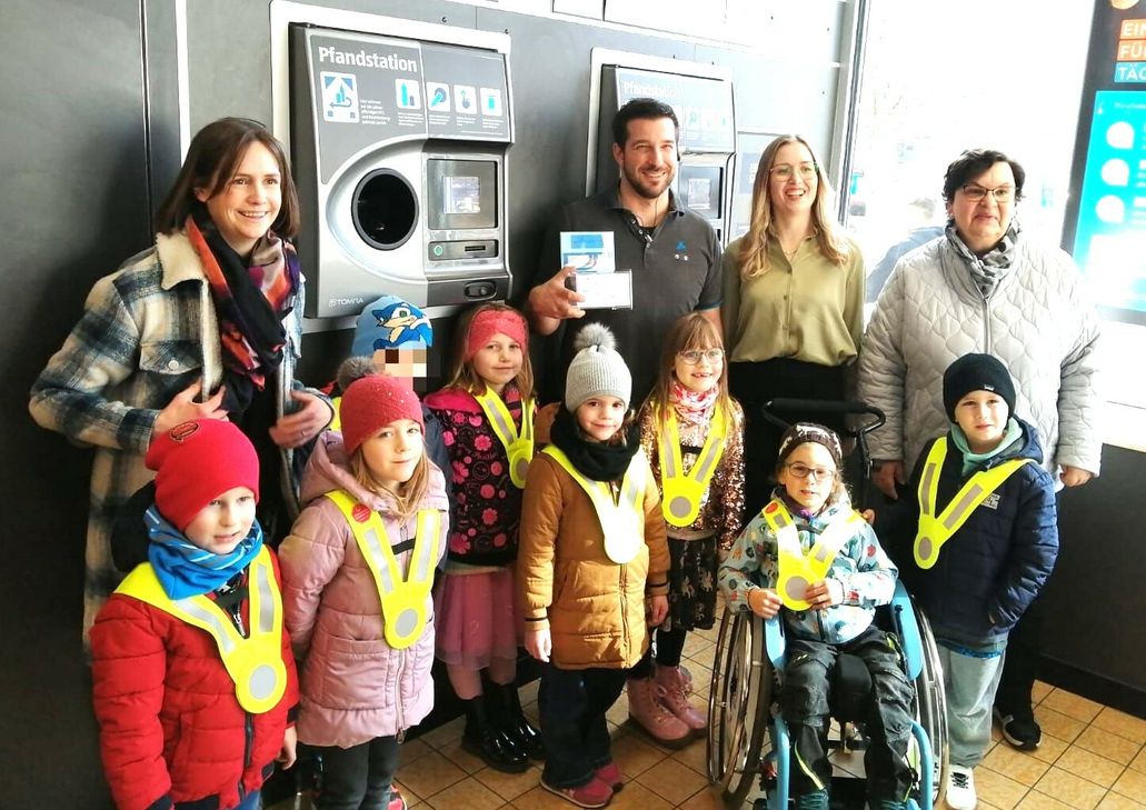 Die Übergabe der Spendenbox in der Filiale.