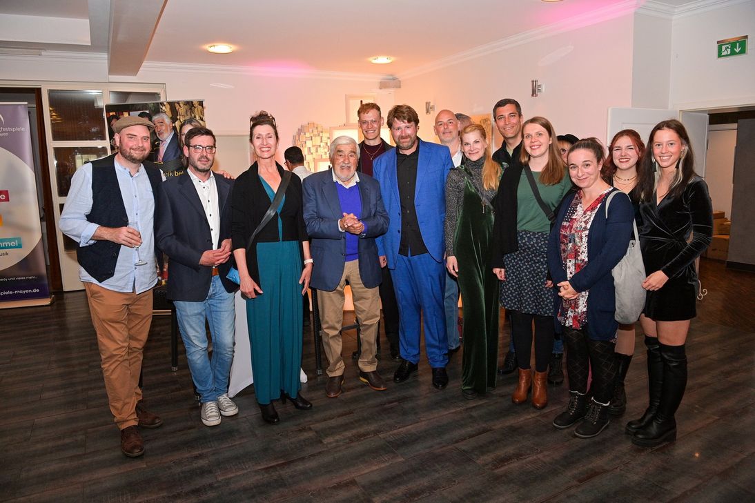 Das Ensemble der Burgfestspiele durfte bereits am Samstagabend den weltbekannten Schauspieler Mario Adorf im "Hotel zur Post" kennenlernen.