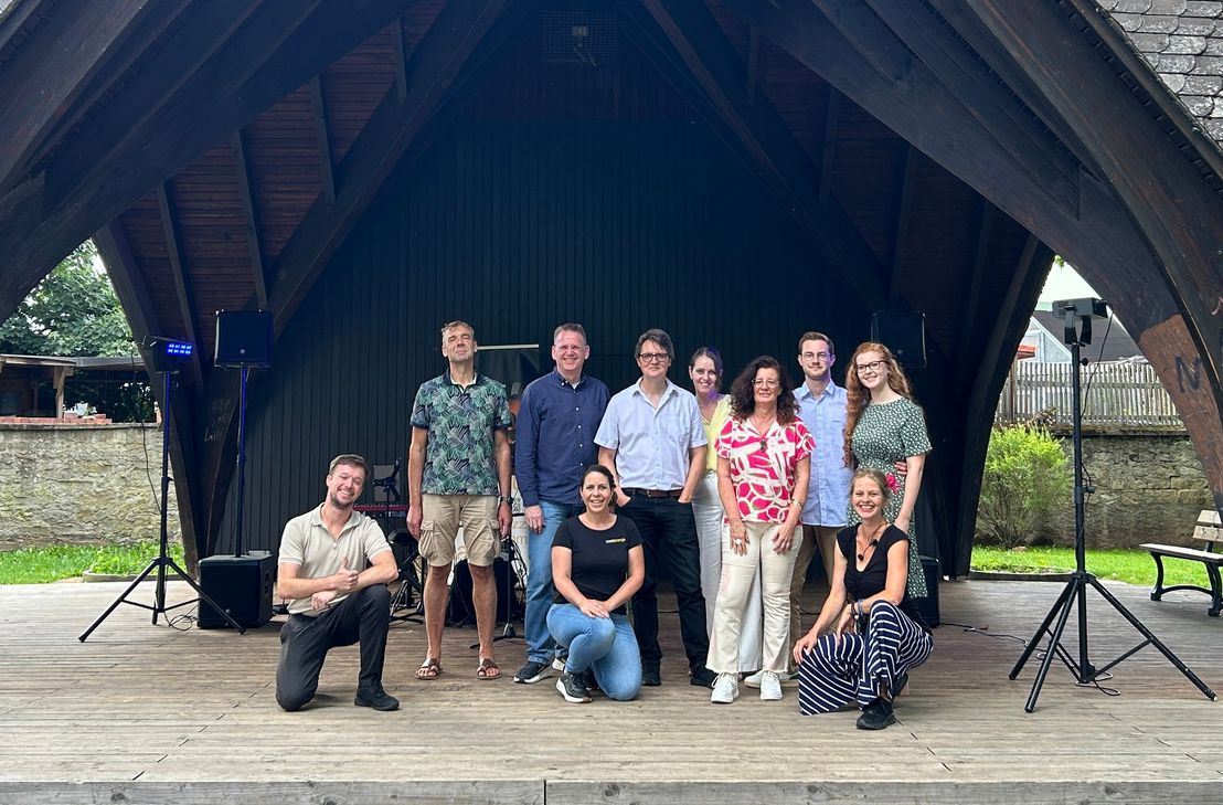 Das Veranstaltungsteam gemeinsam mit Westenergie-Kommunalmanagerin Melanie Dindorf (vorne
Mitte) beim Veranstaltungsauftakt