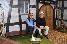 Michel Becker (links) und Carsten Braun vor einer der Kulissen des Theaterstücks.