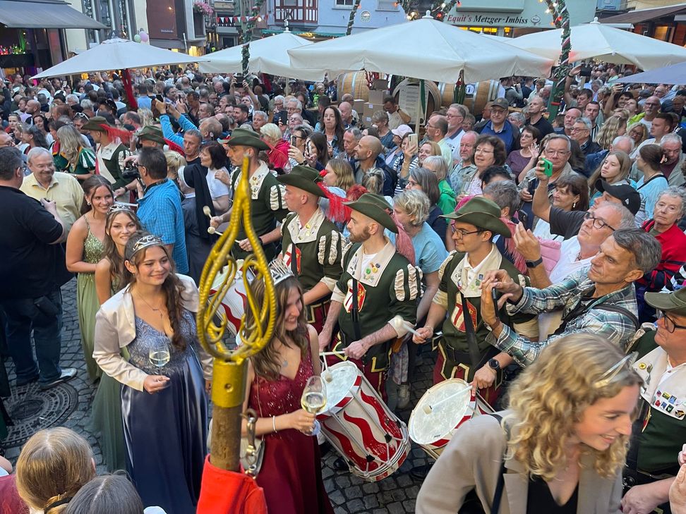 Das Cochemer Heimat- und Weinfest lockt noch bis Montag tausende Gäste in die Moselstadt.  Weinkönigin Alicia Steffens hat das Fest am Abend mit Stadtchef Walter Schmitz eröffnet.