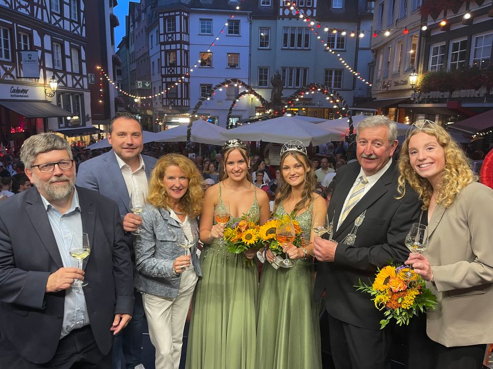 Das Cochemer Heimat- und Weinfest lockt noch bis Montag tausende Gäste in die Moselstadt.  Weinkönigin Alicia Steffens hat das Fest am Abend mit Stadtchef Walter Schmitz eröffnet.
