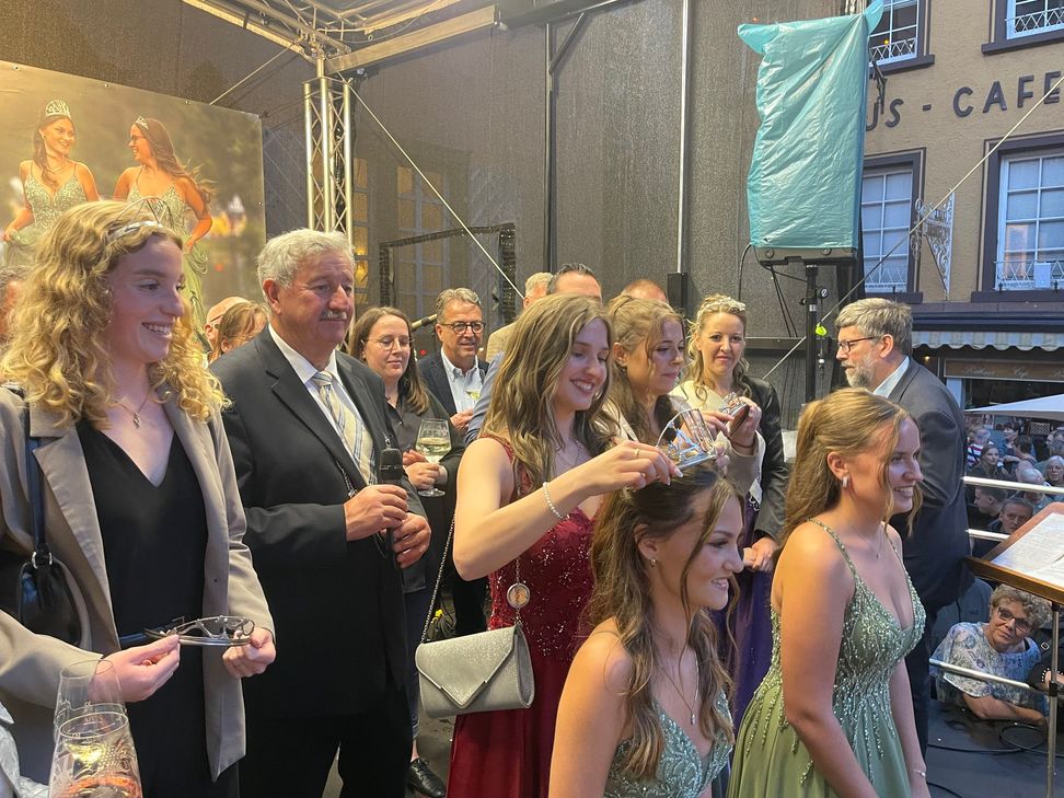 Das Cochemer Heimat- und Weinfest lockt noch bis Montag tausende Gäste in die Moselstadt.  Weinkönigin Alicia Steffens hat das Fest am Abend mit Stadtchef Walter Schmitz eröffnet.