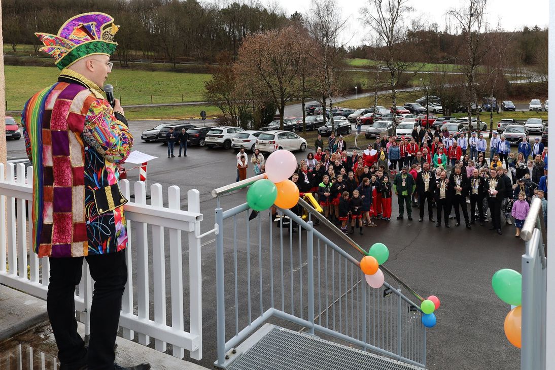 Bürgermeister Dominik Gieler stellte sich auch in diesem Jahr wieder eine närrische Übermacht entgegen.