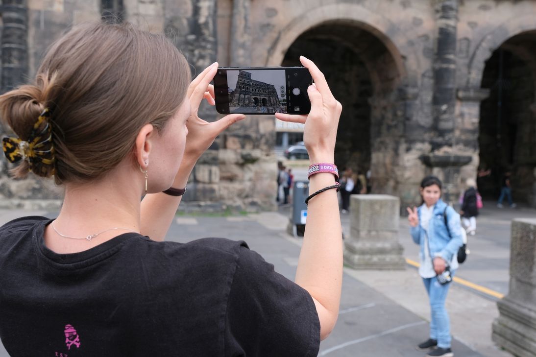 Wenn Sie Augenzeuge eines Themas werden, über das der WochenSpiegel berichten sollte, können Sie dieses ab sofort schnell und einfach selbst veröffentlichen: Als »LeserReporter«. Jetzt kostenfrei die neue App nutzen.