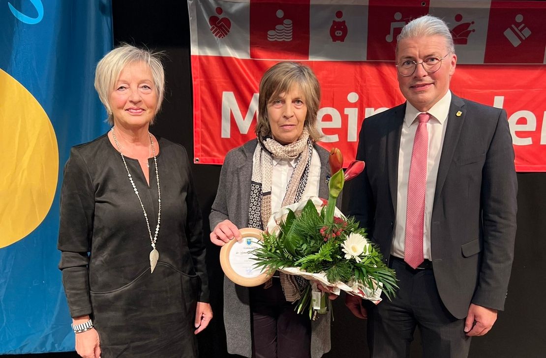 Ortsvorsteherin Renate Scheidt (l.) verglich die Ehrenamtspreisträgerin von Eicherscheid, Erika Schmitz, trefflich mit den emsig im Verborgenen werkelnden Heinzelmännchen. Bernd Goffart gratulierte anerkennend.