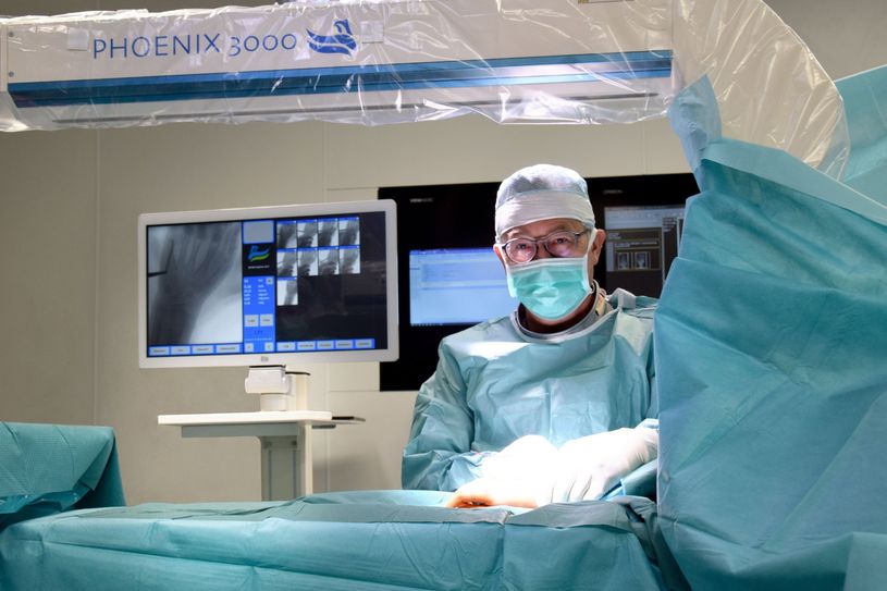 Chefarzt Prof. Dr. Andermahr arbeitet mit dem neuen Röntgengerät.