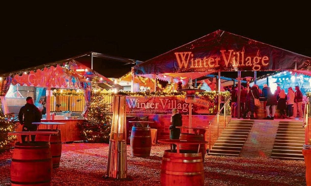 Winterliche Stimmung im Winter Village – die Tombola für den guten Zweck sorgt für zusätzliche Spannung.