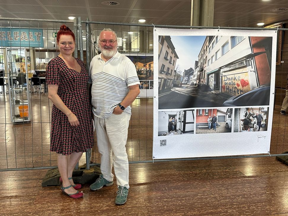 Fotograf Joachim Rieger und seine Frau Stephanie waren gemeinsam sechs Wochen nach der Flut in Bad Münstereifel und haben die Geschichten der Menschen eingefangen. Ihre Eindrücke sind Herzstück der Flutausstellung im Kreishaus.