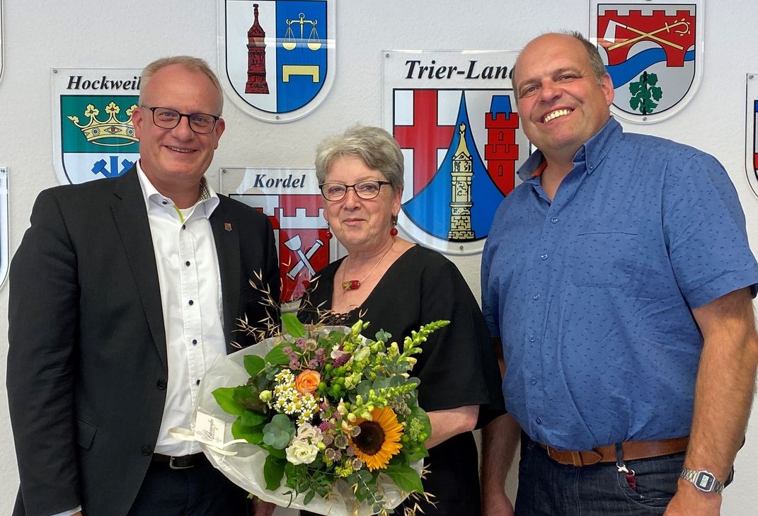 Bürgermeister Michael Holstein und Personalratsvorsitzender Armin Hunsicker gratulieren Johanna Fox zum 25jährigen Dienstjubiläum.