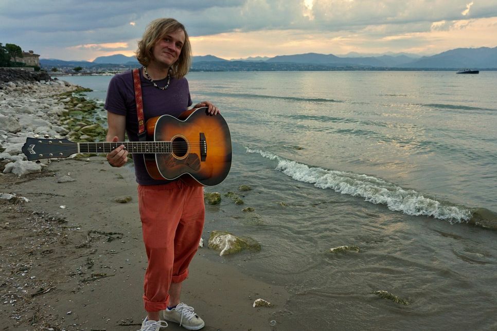 Max Goedecke aus Mechernich, hier am Gardasee, ist leidenschaftlicher Straßenmusiker mit einem sehr erfolgreichen Instagram-Kanal. Über den QR-Code gelangt man zum Video, das für seine neue Single gedreht wurde.