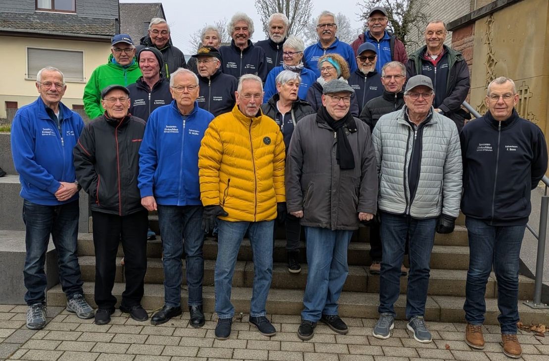 Vordere Reihe (v.r.): Friedhelm Boos, Wolfgang Jakobi, Berthold Gewehr, Willi Mettler, Oswald Müller, Projektinitiator Werner Busch, Koordinator Dietmar Schneider. Mittlere Reihe (v.r.): Gerhard Meurer, Friedbert Ströher, Bernhard Schug, Brunhilde Neuls, Ingrid Heck, Ulrike Schneider, Klaus Lengert, Erhard Hammen, Peter Vink. Hintere Reihe (v.r.): Hans-Werner Rohloff, Harald Herberts, Uwe Broening, Reiner Buschbaum, Adelgunde Eggers, Werner Vink. Es fehlen Werner David und Martin Vogel.