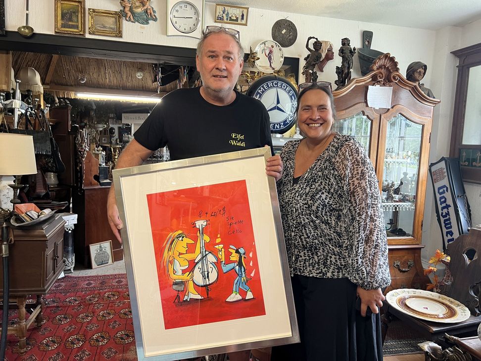 Der 80-Euro-Waldi alias Walter Lehnertz und Sonja Burghausen, die das Jubiläumsfest mit organisiert, freuen sich auf viele Gäste. Bei dem Bild handelt es sich übrigens nicht um den originalen Lindenberg, der im Rahmen der großen Auktion versteigert wird.