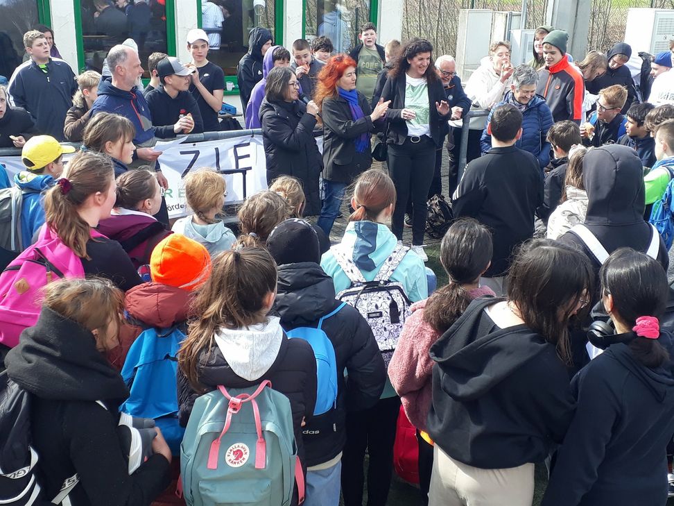 Die Schülerinnen und Schüler bei der Begrüßungsfeier.