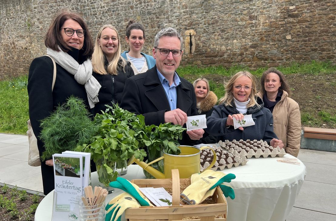 Säten Kräuter für den 12. Mai ein: Nettersheims Bürgermeister Norbert Crump (4. v.li.) und Bad Münstereifels Bürgermeisterin Sabine Preiser-Marian (2. v.re.) Kräutersamen ein. Das Programm des Kräutertags organisieren Uschi Mießeler und Lea Blindert in Nettersheim sowie Vera Ahlbach (1. bis 3.v.li.), Anna Reitz (3.v.re.) und Gudrun Bank (re.) in Bad Münstereifel.
