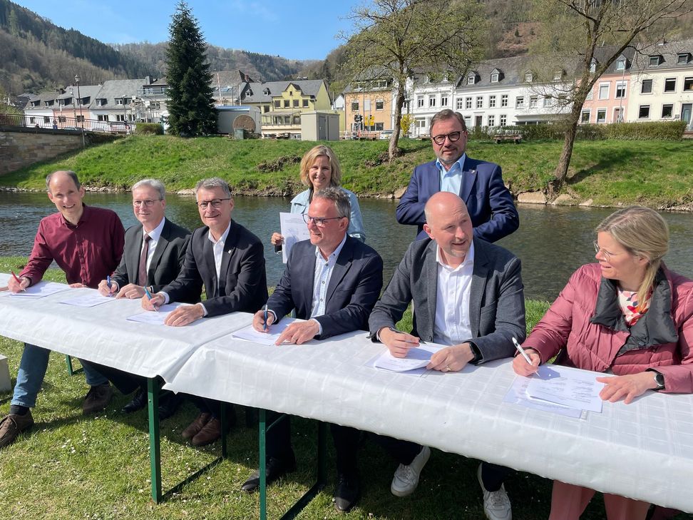 In Kordel im Kreis Trier-Saarburg ist jetzt eine Kooperationsvereinbarung zur Weiterentwicklung des Hochwasserschutzes an der Kyll unterzeichnet worden. Neben dem Kreis Trier-Saarburg sind weitere Kommunen daran beteiligt.