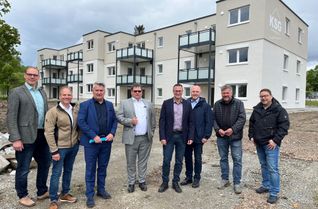 Nicht mehr wiederzuerkennen sind die früheren „Feldwebelhäuser“ vor der einstigen Birkenfelder Kaserne, die die Kreissiedlungsgesellschaft (KSG) mit großem Aufwand generalsaniert hat. Den modernen „Wohnpark Schönenwald“ haben vor dem Einzug der Ersten Mieter am 1. Juni (von links) der Birkenfelder VG-Bürgermeister Matthias König, KSG-Geschäftsführer Michael Schunck, Landrat Miroslaw Kowalski, der Vorstandsvorsitzende der Kreissparkasse Birkenfeld, Torsten Rothfuchs, der Birkenfelder Stadtbürgermeister Hans-Peter Lampel, der Idar-Obersteiner Bürgermeister Friedrich Marx und Rouven Hebel, der Erste Beigeordnete der VG Baumholder, gemeinsam inspiziert.