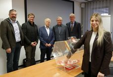 V.l.: Christian Weiß, Stefan Schwarm, Rolf Mundt, Fiepko Koolman, Steffen Sprenger (alle Lions Club) und die Glücksfee Celine Roes