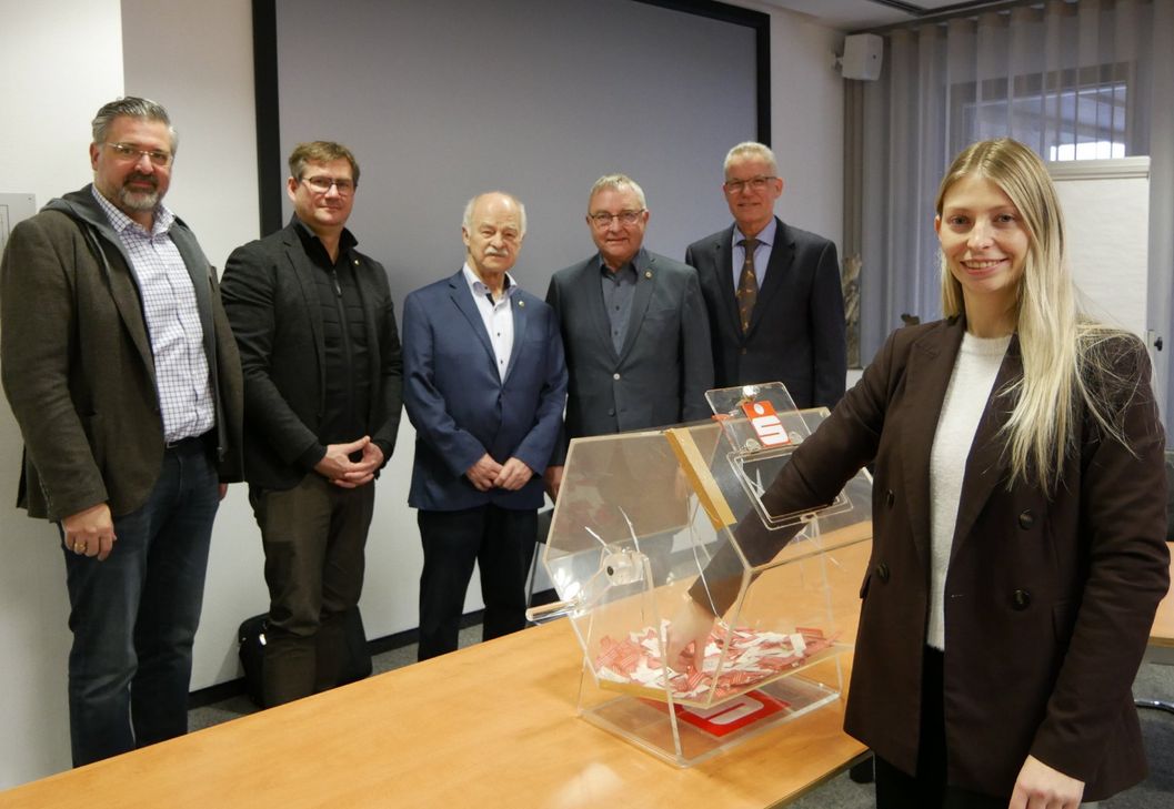 V.l.: Christian Weiß, Stefan Schwarm, Rolf Mundt, Fiepko Koolman, Steffen Sprenger (alle Lions Club) und die Glücksfee Celine Roes