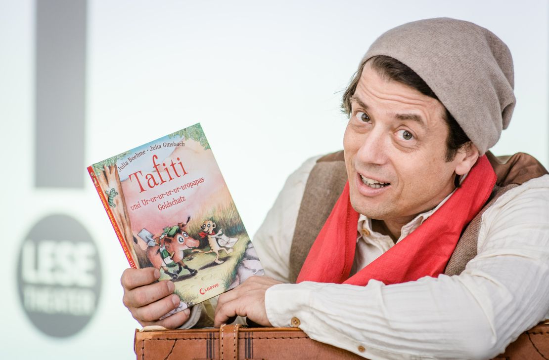Schauspieler Michael Hain bringt beim Lesetheater in Bitburg die Figuren aus „Tafiti und Ur-ur-ur-ur-ur-uropapas Goldschatz“ auf die Bühne.