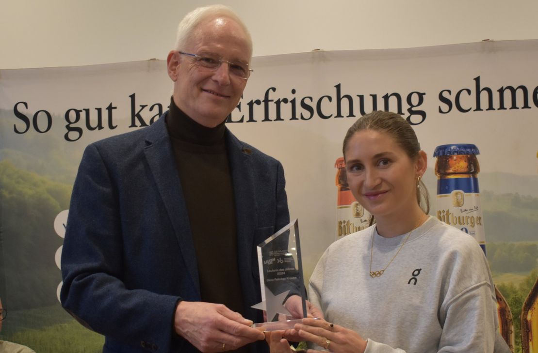 „Der Silvesterlauf ist mein erster Wettkampf nach dem sehr intensiven Olympiajahr“, sagt Gesa Krause, deren großartiges Comeback nach der Geburt von Tochter Lola im April 2023 mit der Wahl zu Deutschlands Läuferin des Jahres 2024 belohnt wurde. Die Trophäe erhielt sie nun in Trier aus den Händen von Oberbürgermeister Wolfram Leibe, dem Schirmherrn des Silvesterlaufs seit 2015.