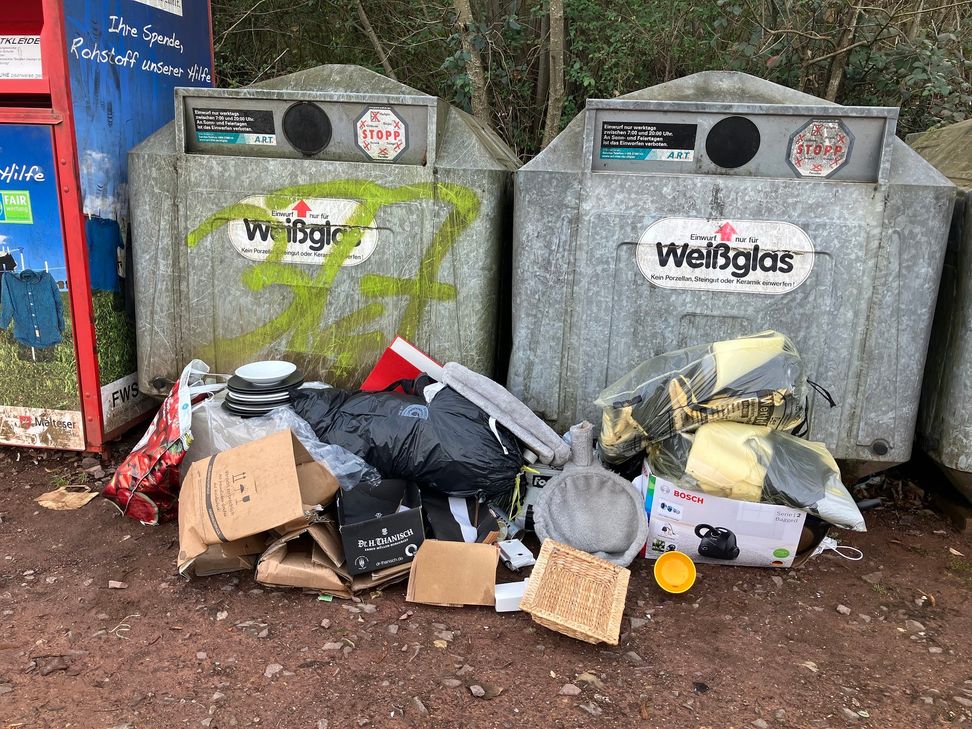 Wenige Stunden nach dem "Aufräumen" steht schon wieder illegal abgestellter Müll am Containerstandort in der Güterstraße.